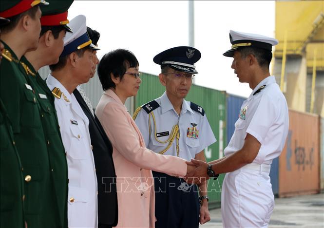 Photo: Bungo and Takashima vessels’ crew are welcomed at the Tien Sa port. VNA Photo: Trần Lê Lâm