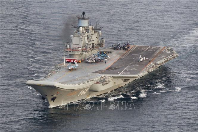 Trong ảnh: (tư liệu) Tàu sân bay Đô đốc Kuznetsov của Nga qua đảo Andoya của Nauy trên đường tới  biển Địa Trung Hải ngày 17/10/2016.Ảnh: AFP/TTXVN