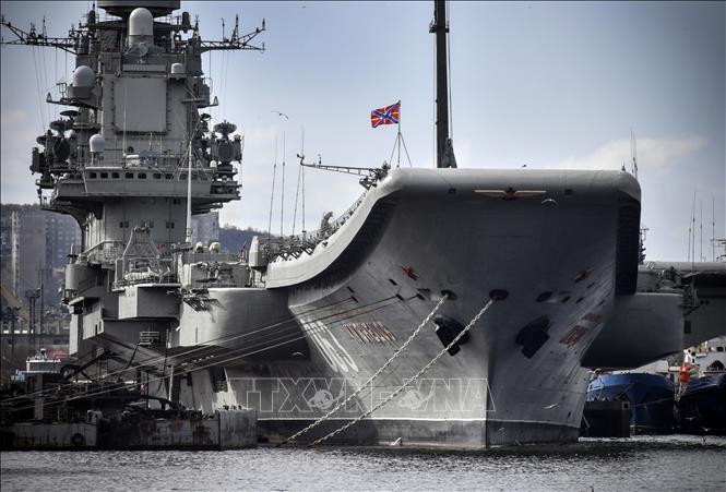 Trong ảnh: (tư liệu) Tàu sân bay Đô đốc Kuznetsov  tại cảng Murmansk, miền bắc nước Nga, ngày 19/5/2018. Ảnh: AFP/TTXVN