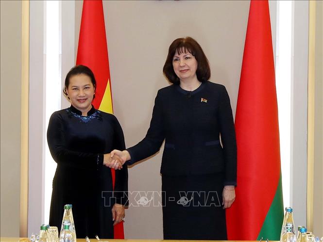 Photo: NA Chairwoman Nguyen Thi Kim Ngan (L) and Chairwoman of the Council of the Republic of the National Assembly of Belarus Natalia Kochanova (R). VNA Photo: Trọng Đức