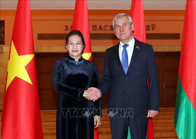 Photo: NA Chairwoman Nguyen Thi Kim Ngan (L) and Chairman of the House of Representatives of the National Assembly of the Belarus Vladimir Andreichenko (R) before their talks. VNA Photo: Trọng Đức