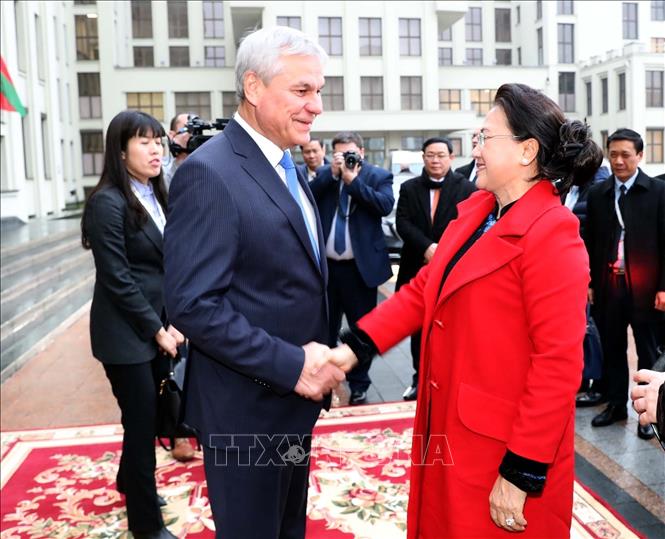 Photo: Chairman of the House of Representatives of the National Assembly of the Belarus Vladimir Andreichenko welcomes NA Chairwoman Nguyen Thi Kim Ngan. VNA Photo: Trọng Đức