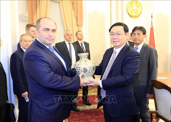 Trong ảnh: Phó Thủ tướng Vương Đình Huệ trao đổi tặng phẩm với Phó Thủ tướng Belarus Igor Lyashenko. Ảnh: Trần Hiếu - Đặc phái viên TTXVN tại Belarus