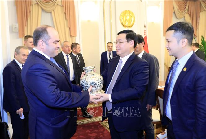Trong ảnh: Phó Thủ tướng Vương Đình Huệ trao đổi quà tặng với Phó Thủ tướng Belarus Igor Lyashenko. Ảnh: Trần Hiếu - Phóng viên TTXVN tại SNG