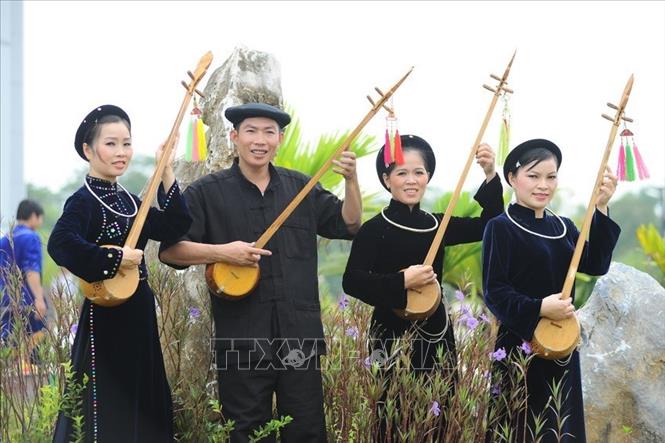 Trong ảnh: Nghệ nhân Mã Văn Trực ( huyện Ba Bể, tỉnh Bắc Kạn) biểu diễn làn điệu hát Then. Ảnh: Minh Đức –TTXVN