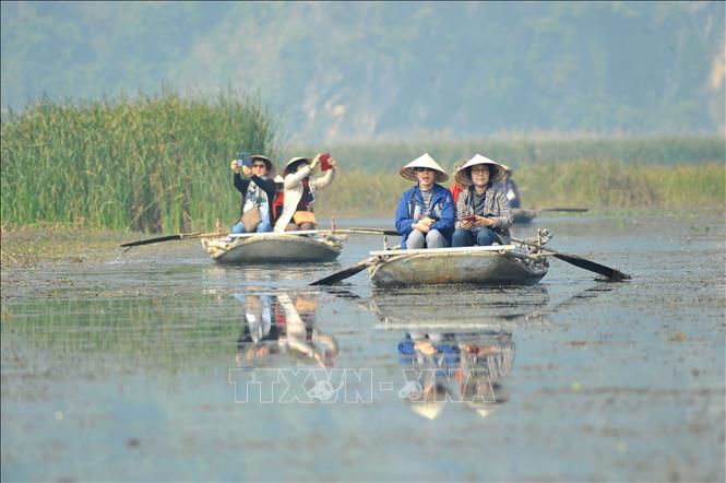 Trong ảnh: Du khách trong và ngoài nước tham quan khu bảo tồn thiên nhiên đất ngập nước Vân Long bằng thuyền. Ảnh: Minh Đức - TTXVN