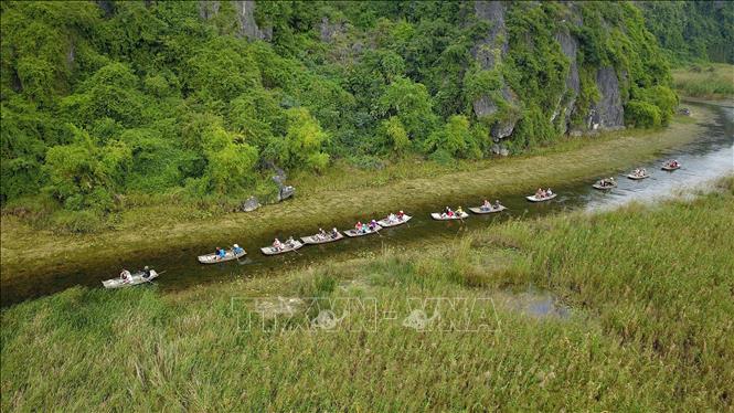 Trong ảnh: Du khách trong và ngoài nước tham quan khu bảo tồn thiên nhiên đất ngập nước Vân Long bằng thuyền. Ảnh: Minh Đức - TTXVN