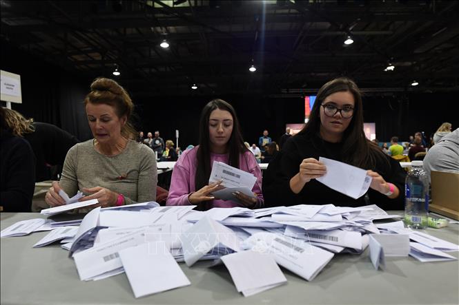 Trong ảnh: Nhân viên kiểm phiếu trong cuộc tổng tuyển cử Anh tại Glasgow ngày 12/12/2019. Ảnh: AFP/TTXVN