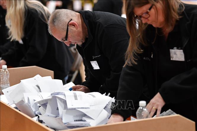 Trong ảnh: Nhân viên kiểm phiếu trong cuộc tổng tuyển cử Anh tại Bishopbriggs, phía Bắc Glasgow ngày 13/12/2019. Ảnh: AFP/TTXVN