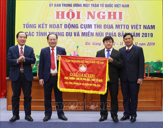 Ủy ban MTTQ các tỉnh: Yên Bái, Thái Nguyên nhận cờ luân lưu cụm trưởng, cụm phó năm 2020. Ảnh: Đồng Thúy-TTXVN