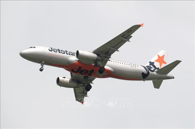 Trong ảnh: (tư liệu) Máy bay của hãng hàng không Jetstar Airway Australia  hạ cánh xuống sân bay quốc tế Changi, Singapore. Ảnh: AFP/TTXVN