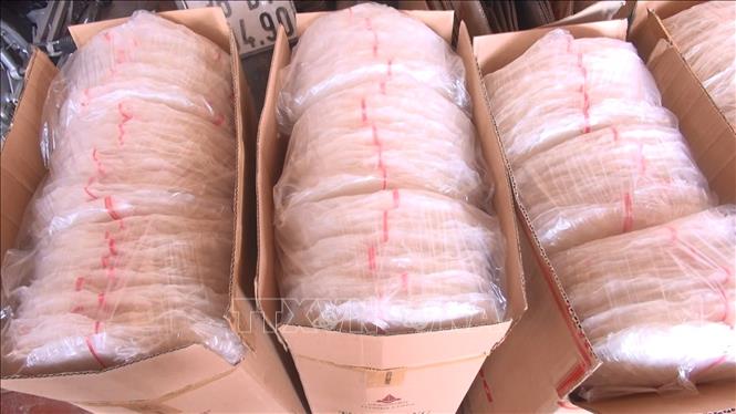 Trong ảnh: Công đoạn đóng góp được hoàn thành để kịp nhập cho thương lái. Ảnh: Khiếu Tư - TTXVN