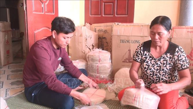 Trong ảnh: Vào dịp giáp Tết cổ truyền, đơn hàng nhiều hơn nên đòi hỏi các hộ dân làm nghề phải khẩn trương sản xuất để có đủ bánh đa nem phục vụ nhu cầu thị trường. Ảnh: Khiếu Tư - TTXVN

