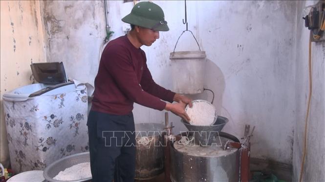 Trong ảnh: Gạo được ngâm với nước khoảng nửa ngày cho mềm, sau đó để ráo và cho vào máy nghiền thành chất bột lỏng. Ảnh: Khiếu Tư - TTXVN

