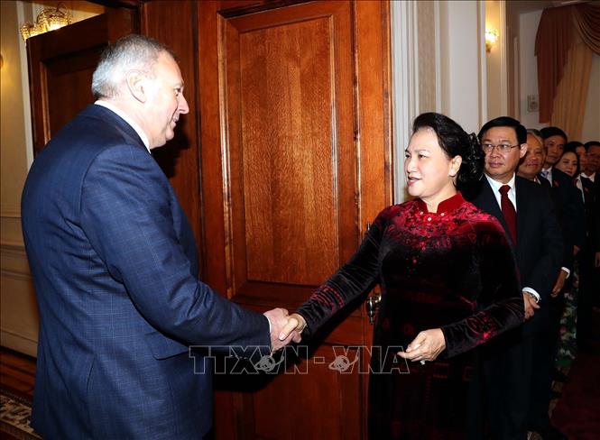 Trong ảnh: Thủ tướng Belarus Sergey Nikolayevich Rumas đón Chủ tịch Quốc hội Nguyễn Thị Kim Ngân. Ảnh: Trọng Đức - TTXVN