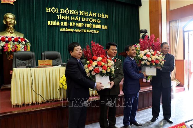 Trong ảnh: Lãnh đạo tỉnh Hải Dương tặng hoa chúc mừng đồng chí Lưu Văn Bản (thứ 2, từ phải sang) và Đại tá Lê Ngọc Châu (thứ 3, từ phải sang). Ảnh: Mạnh Tú - TTXVN