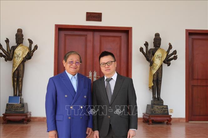 Trong ảnh: Phó Tổng giám đốc TTXVN Lê Quốc Minh chụp ảnh lưu niệm cùng Bộ trưởng Thông tin Campuchia Khieu Kanharith. Ảnh: Trang Nhung-TTXVN