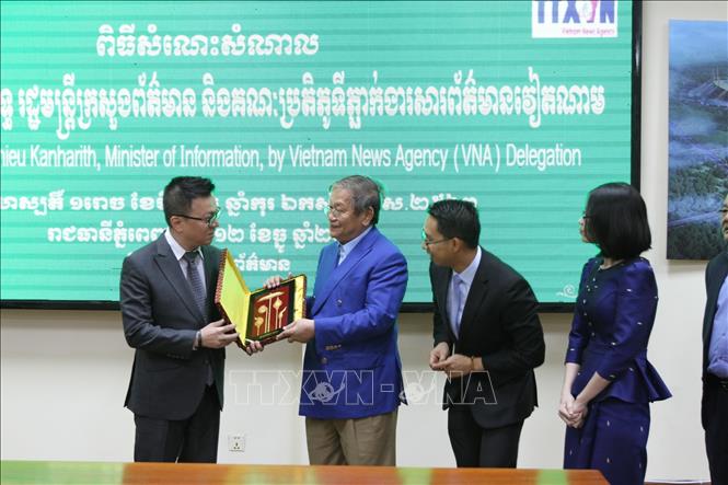 Trong ảnh: Bộ trưởng Bộ Thông tin Campuchia Khieu Kanharith trao quà lưu niệm cho Phó Tổng giám đốc Thông tấn xã Việt Nam Lê Quốc Minh. Ảnh: Trang Nhung-TTXVN   
