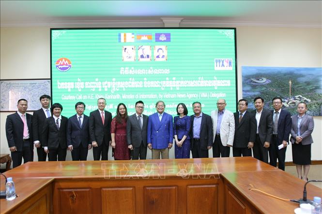 Trong ảnh: Bộ trưởng Bộ Thông tin Campuchia Khieu Kanharith chụp ảnh lưu niệm với đoàn đại biểu TTXVN. Ảnh: Trang Nhung-TTXVN   