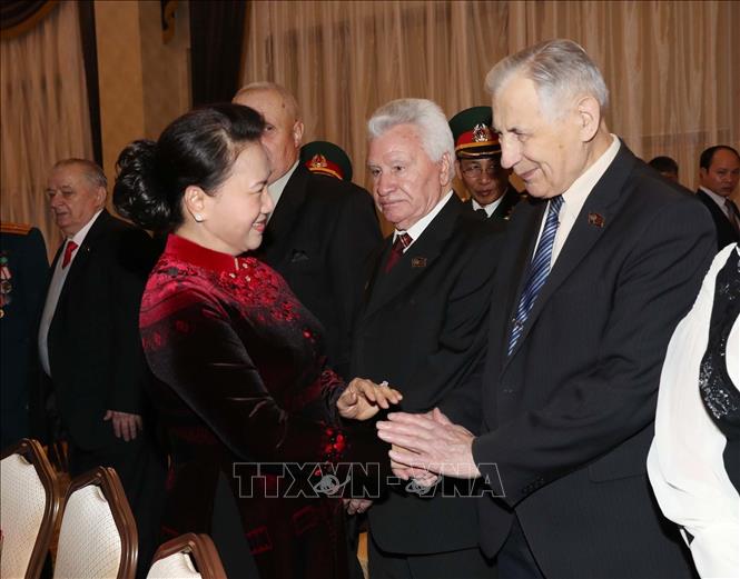 Trong ảnh: Chủ tịch Quốc hội Nguyễn Thị Kim Ngân với đại diện các cựu chiến binh Belarus. Ảnh: Trọng Đức - TTXVN
