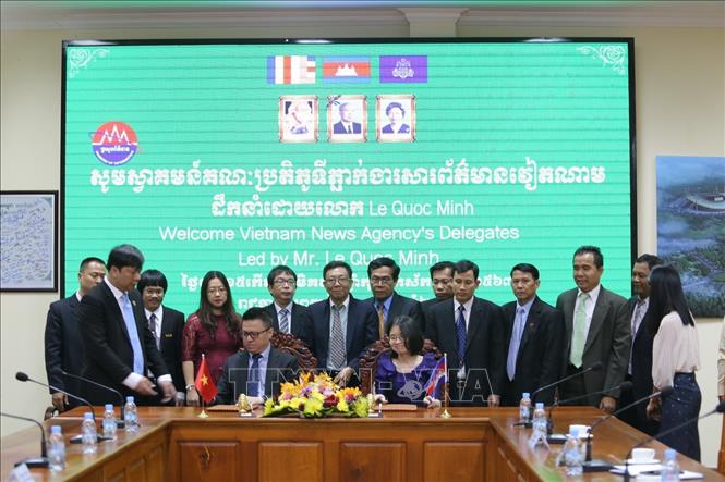 Trong ảnh:  Tổng Giám đốc  AKP Sok Mom Nimul và Phó Tổng giám đốc TTXVN Lê Quốc Minh  ký kết Biên bản hợp tác.  Ảnh: Trang Nhung-PV TTXVN tại Campuchia 