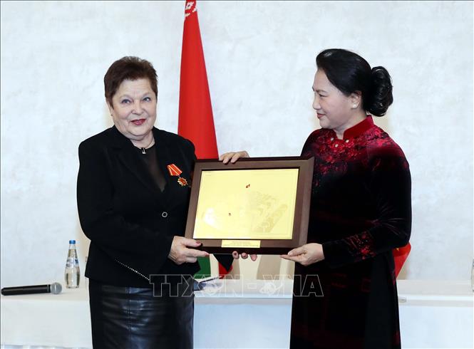 Trong ảnh: Chủ tịch Quốc hội Nguyễn Thị Kim Ngân tặng quà lưu niệm cho các cựu chiến binh Belarus. Ảnh: Trọng Đức - TTXVN