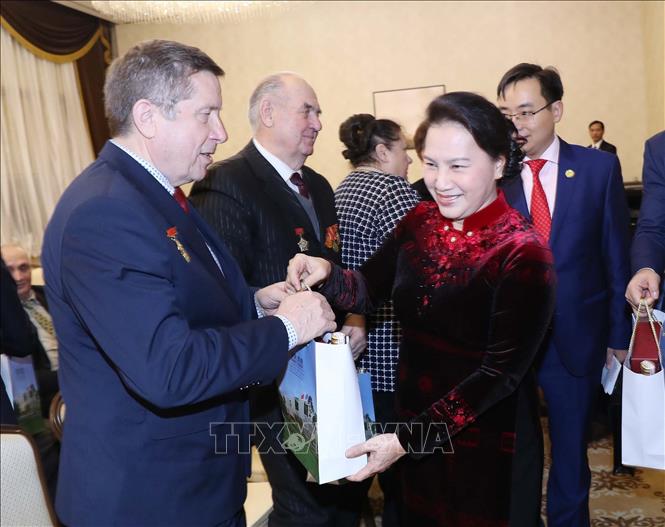 Trong ảnh: Chủ tịch Quốc hội Nguyễn Thị Kim Ngân tặng quà cho các cựu chiến binh Belarus. Ảnh: Trọng Đức - TTXVN