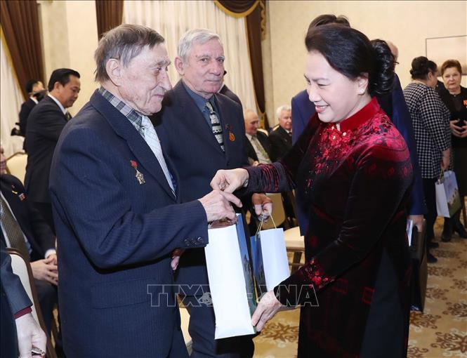 Trong ảnh: Chủ tịch Quốc hội Nguyễn Thị Kim Ngân tặng quà cho các cựu chiến binh Belarus. Ảnh: Trọng Đức - TTXVN