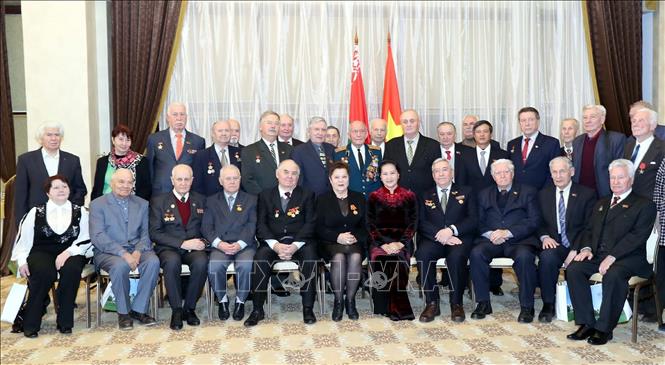 Trong ảnh: Chủ tịch Quốc hội Nguyễn Thị Kim Ngân với đại diện các cựu chiến binh Belarus. Ảnh: Trọng Đức - TTXVN