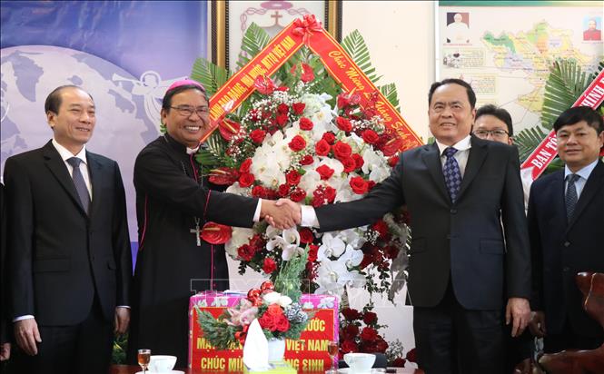 Photo: VFF President Tran Thanh Man extends Christmas greetings to the Bishop Office of Buon Ma Thuot diocese. VNA Photo: Tuấn Anh