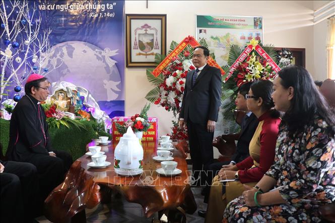 Photo: VFF President Tran Thanh Man extends Christmas greetings to the Bishop Office of Buon Ma Thuot diocese. VNA Photo: Tuấn Anh