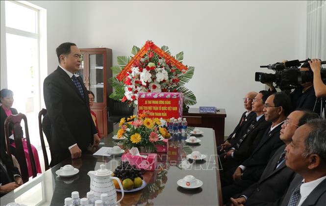 Photo: VFF President Tran Thanh Man extends Christmas greetings the Representative Board of the Vietnam General Confederation of Evangelical Churches (Southern) in Dak Lak province. VNA Photo: Tuấn Anh