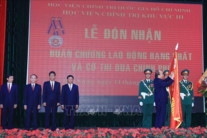 Trong ảnh: Thủ tướng Nguyễn Xuân Phúc trao Huân chương Lao động hạng Nhất của Chủ tịch nước tặng Học viện Chính trị khu vực III. Ảnh: Thống Nhất – TTXVN
