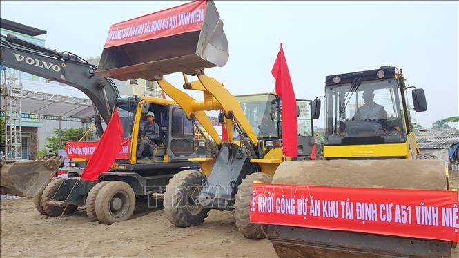 Trong ảnh: Các phương tiện phục vụ xây dựng khu tái định cư A5. Ảnh: Minh Thu- TTXVN