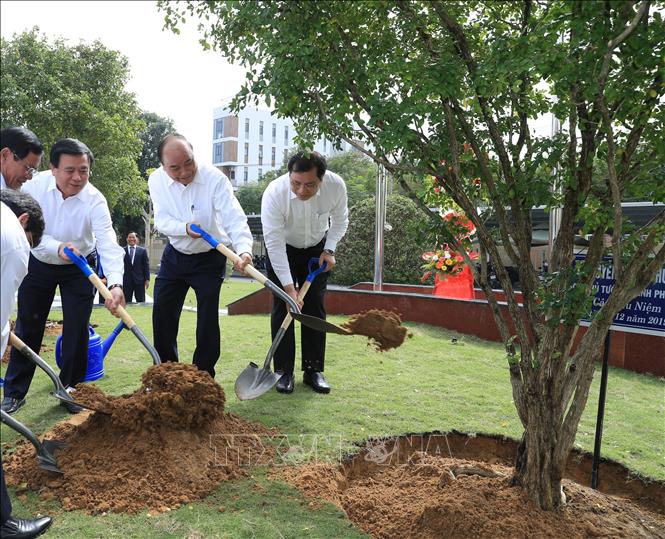 Trong ảnh: Thủ tướng Nguyễn Xuân Phúc và các đại biểu trồng cây lưu niệm trong khuôn viên Học viện Chính trị khu vực III. Ảnh: Thống Nhất – TTXVN