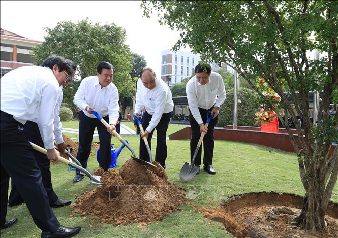 Trong ảnh: Thủ tướng Nguyễn Xuân Phúc và các đại biểu trồng cây lưu niệm trong khuôn viên Học viện Chính trị khu vực III. Ảnh: Thống Nhất – TTXVN