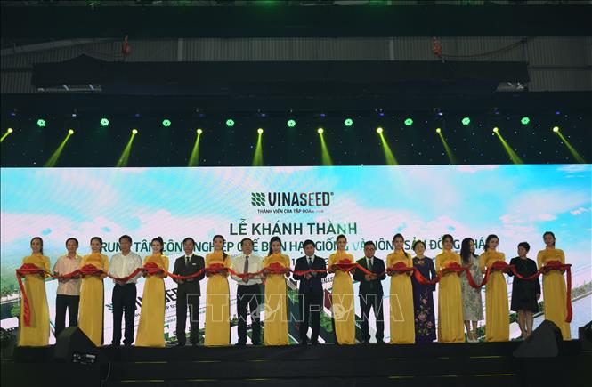 Trong ảnh: Các đại biểu thực hiện nghi thức cắt băng Khánh thành và đưa vào hoạt động trung tâm. Ảnh: Chương Đài - TTXVN