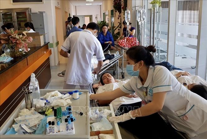 Trong ảnh: Các công nhân  Công ty TNHH Ấn Độ Dương, Cần Thơ nhập viện điều trị tại Bệnh viện Đa khoa Trung tâm An Giang do bị ngộ độc thực phẩm. Ảnh: Thanh Sang - TTXVN.
