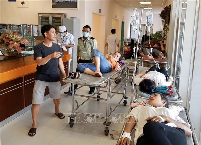 Trong ảnh: Công nhân  Công ty TNHH Ấn Độ Dương, Cần Thơ nhập viện điều trị tại Bệnh viện Đa khoa Trung tâm An Giang. Ảnh: Thanh Sang - TTXVN./.
