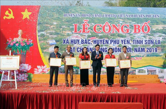Trong ảnh: Đồng chí Hoàng Quốc Khánh, Phó Bí thư Tỉnh ủy, Chủ tịch Ủy ban nhân dân tỉnh Sơn La trao bằng khen cho các tập thể có thành tích xuất sắc trong phong trào xây dựng xã Huy Bắc đạt chuẩn nông thôn mới năm 2019. Ảnh: Quang Quyết-TTXVN