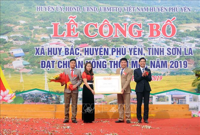 Trong ảnh: Đồng chí Hoàng Quốc Khánh, Phó Bí thư Tỉnh ủy, Chủ tịch Ủy ban nhân dân tỉnh Sơn La trao bằng công nhận xã Huy Bắc đạt chuẩn nông thôn mới năm 2019. Ảnh: Quang Quyết-TTXVN