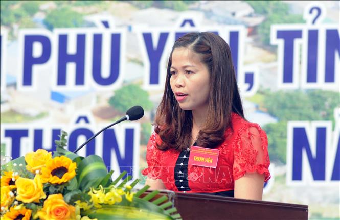 Trong ảnh: Đồng chí Vì Thị Kếp, Chủ tịch Ủy ban nhân xã Huy Bắc báo cáo kết quả xây dựng nông thôn mới của xã. Ảnh: Quang Quyết-TTXVN