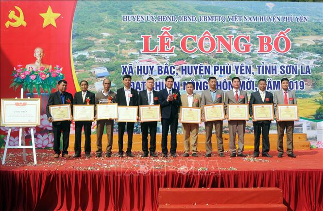 Trong ảnh: Đồng chí Hoàng Quốc Khánh, Phó Bí thư Tỉnh ủy, Chủ tịch Ủy ban nhân dân tỉnh Sơn La trao bằng khen cho các cá nhân có thành tích xuất sắc trong phong trào xây dựng xã Huy Bắc đạt chuẩn nông thôn mới năm 2019. Ảnh: Quang Quyết-TTXVN