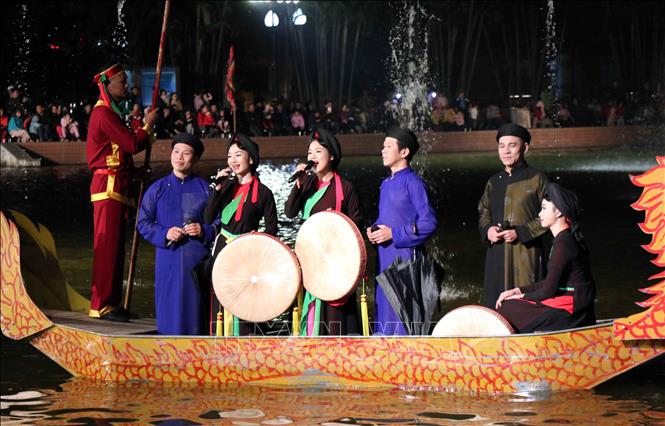 Trong ảnh: Biểu diễn Quan họ trên thuyền tại hồ Nguyên Phi Ỷ Lan, thành phố Bắc Ninh.Ảnh: Thái Hùng-TTXVN