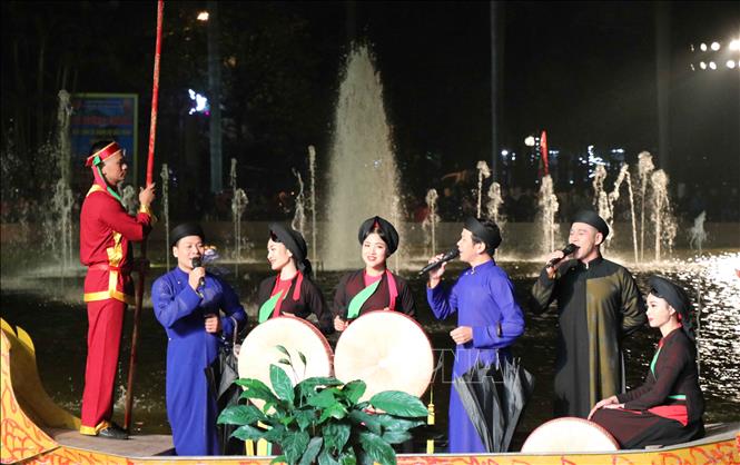 Trong ảnh: Biểu diễn Quan họ trên thuyền.Ảnh: Thái Hùng-TTXVN