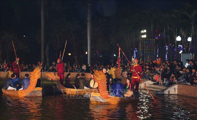 Trong ảnh: Biểu diễn Quan họ trên thuyền tại hồ Nguyên Phi Ỷ Lan, thành phố Bắc Ninh.Ảnh: Thái Hùng-TTXVN
