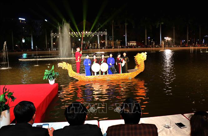 Trong ảnh: Tiết mục Quan họ trên thuyền biểu diễn tối 14/12.Ảnh: Thái Hùng-TTXVN