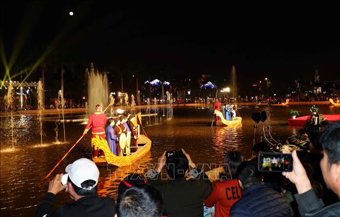 Trong ảnh: Biểu diễn Quan họ trên thuyền tại hồ Nguyên Phi Ỷ Lan, thành phố Bắc Ninhh.Ảnh: Thái Hùng-TTXVN