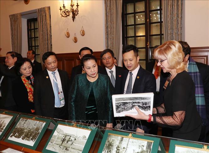 Photo: NA Chairwoman Nguyen Thi Kim Ngan visits the Nesvizh Palace-reserve. VNA Photo: Trọng Đức