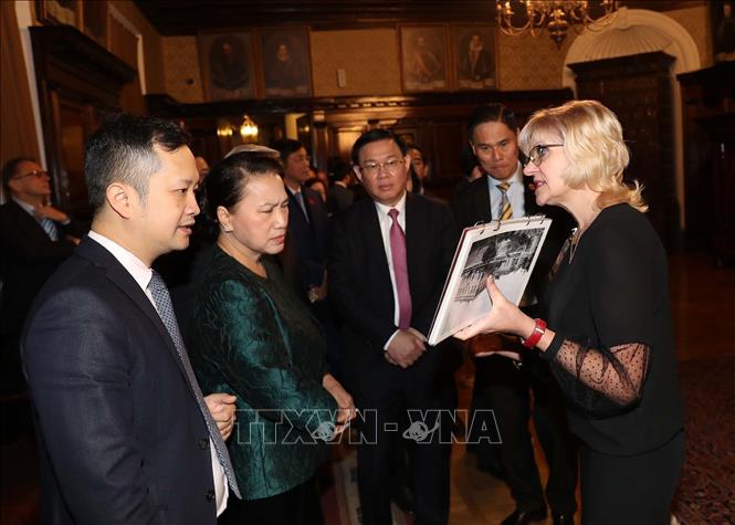 Photo: NA Chairwoman Nguyen Thi Kim Ngan visits the Nesvizh Palace-reserve. VNA Photo: Trọng Đức